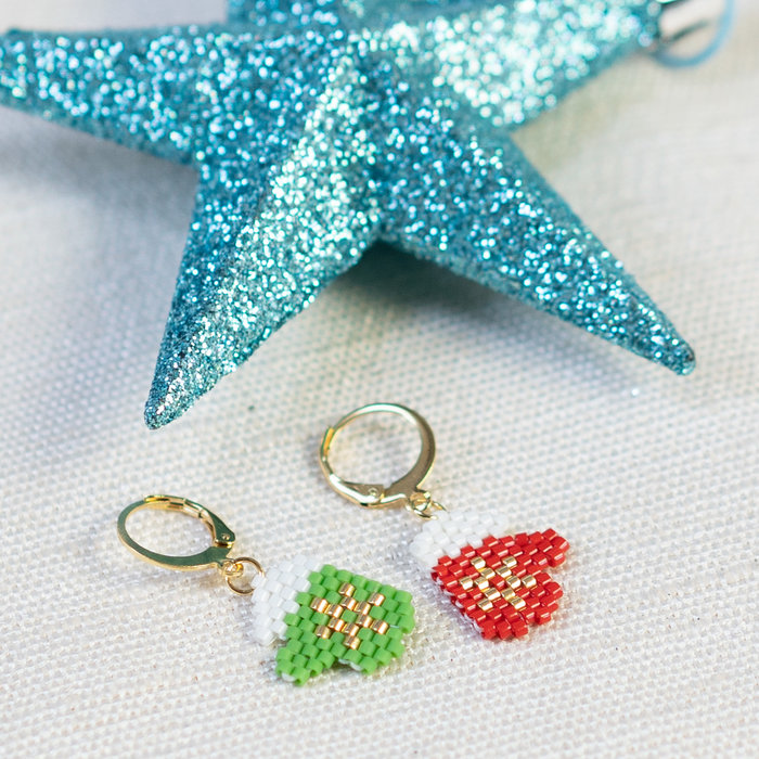 Making Christmas earrings mittens Inspi501