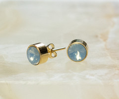 Stud earrings with blue pointed stone