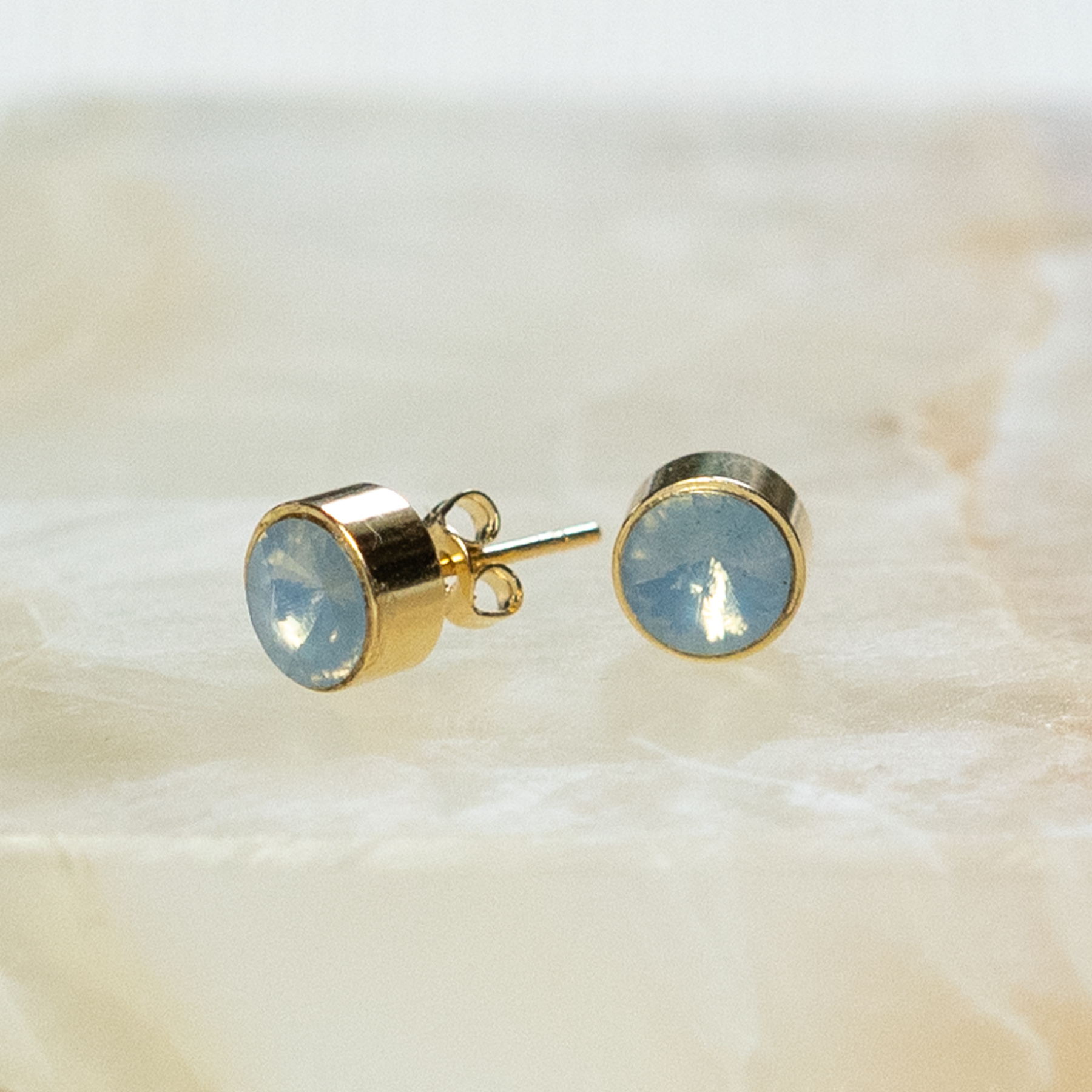 referentie Oorlogszuchtig delicatesse Stud oorbellen met blauwe puntsteen - Beads & Basics