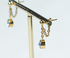 Earrings with chain and pointed stone