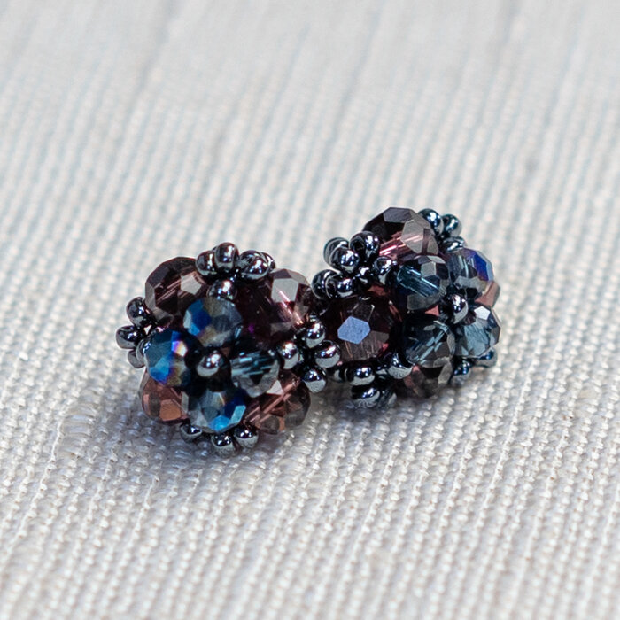 Stud earrings with faceted beads