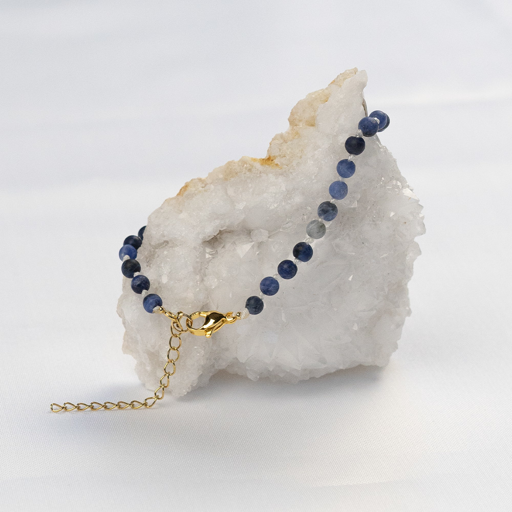 Toevoeging vaardigheid Ellendig Knoop een Blauw Frosted Sodaliet Edelsteen Armband - Beads & Basics