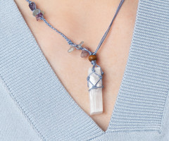 How to make a Gemstone Necklace with Macramé Knottechnique
