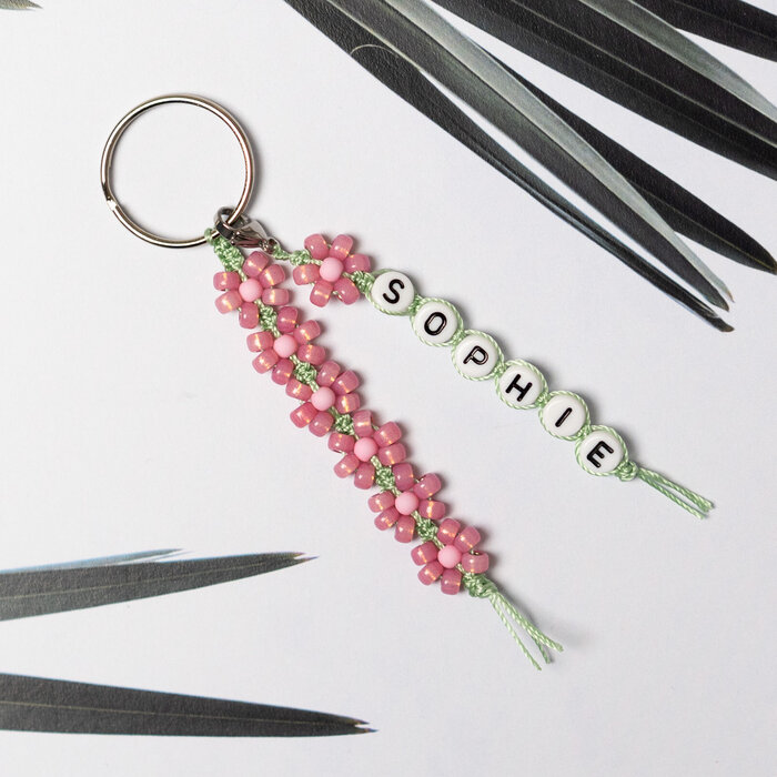 Sleutelhanger met naam en Macramé bloem knopen