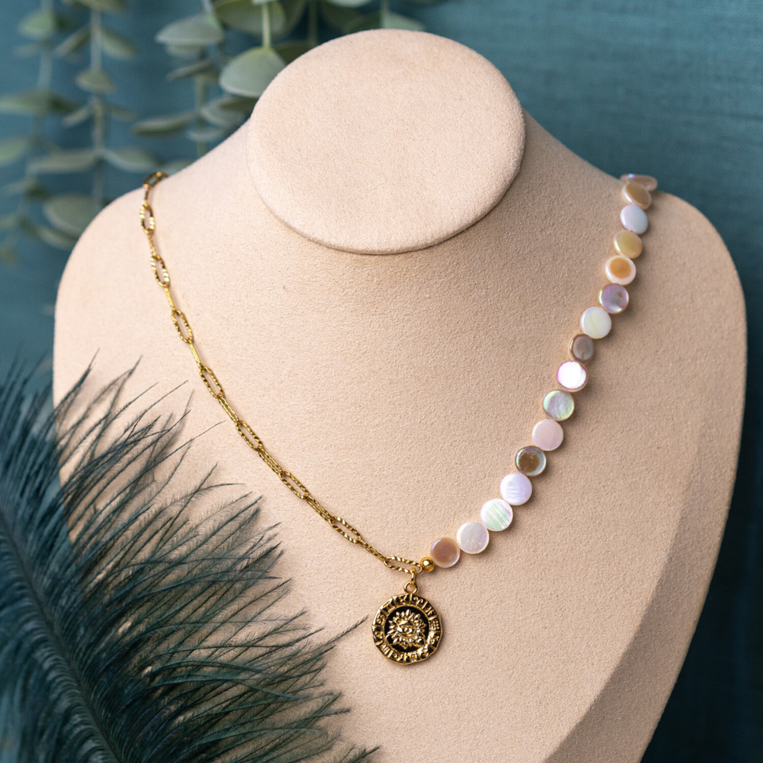 Voeg glamour toe aan je outfit met Sweet7's Blauwe Korte Halsketting