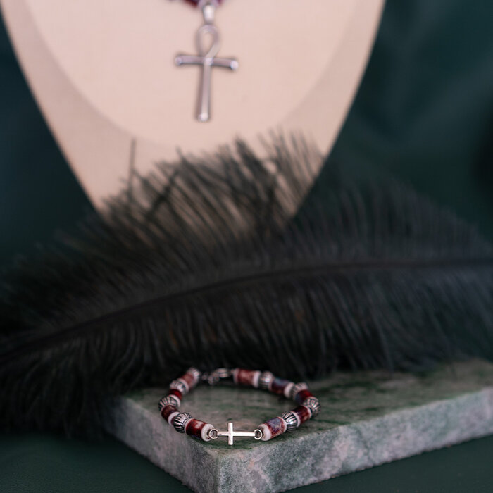 Make a bracelet and necklace set with porcelain beads