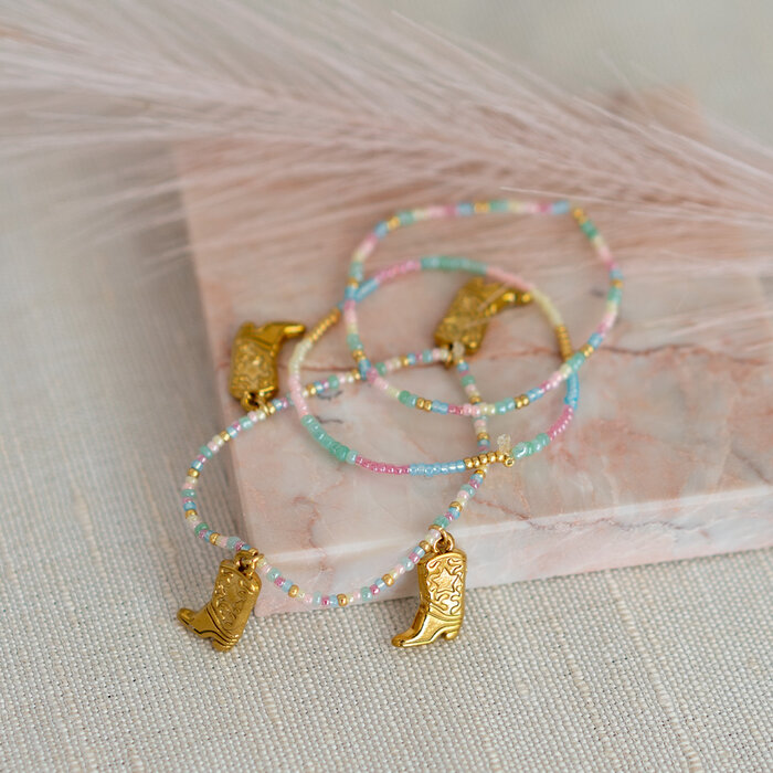 Make a cowboy boot bracelet with colorful beads