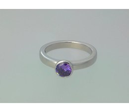 zilver ring met paarse zirkonia