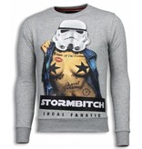 Local Fanatic Stormbitch  Rhinestone Sweater - Man Tröja - 5911LG - Grå Local Fanatic Stormbitch  Rhinestone Sweater - Man Tröja - 5911LG - Grå