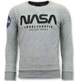 Local Fanatic Exklusive Sweater Herren - Nasa American Flag - Grau