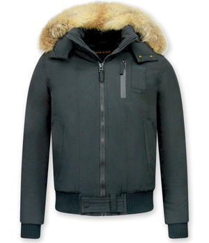 Enos Jacke mit Fellkragen - Kurze Winterjacke Herren - Großer Pelzkragen - Schwarz