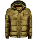 Enos Goldfarbene Herren-Pufferjacke mit Kapuze Enos Goldfarbene Herren-Pufferjacke mit Kapuze