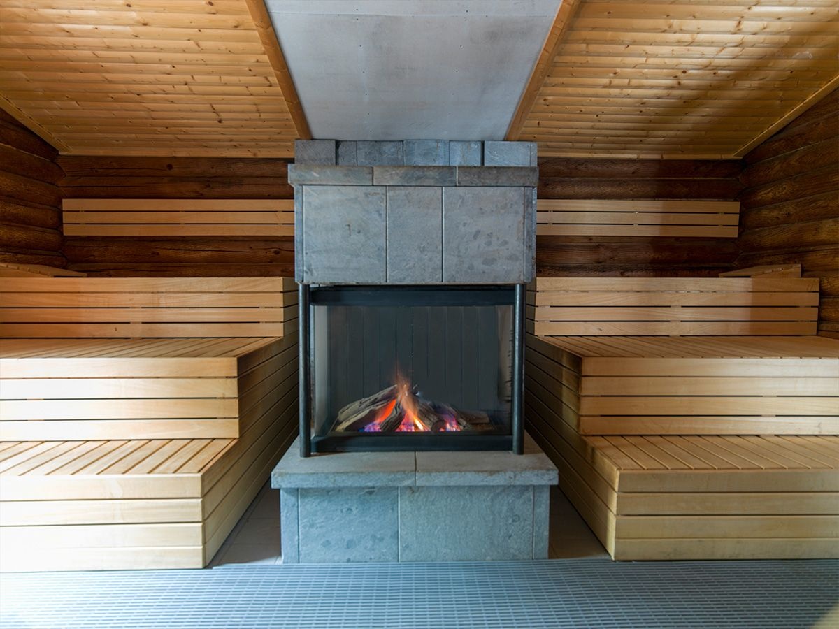 centre du lac sauna met haard