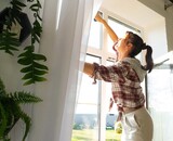 De beste manier om ramen streeploos schoon te maken met speciale microvezeldoeken
