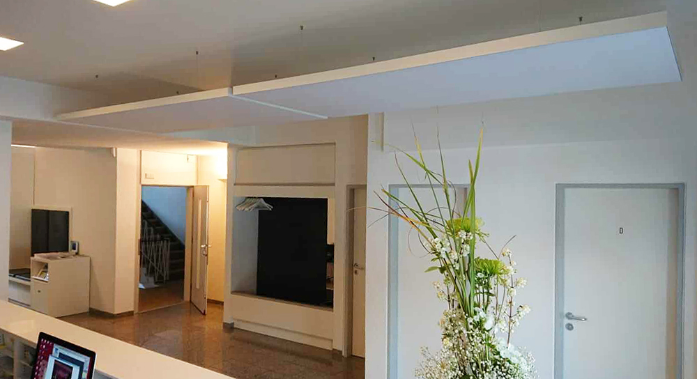 Schallschutzdecke für den Empfang einer Arztpraxis