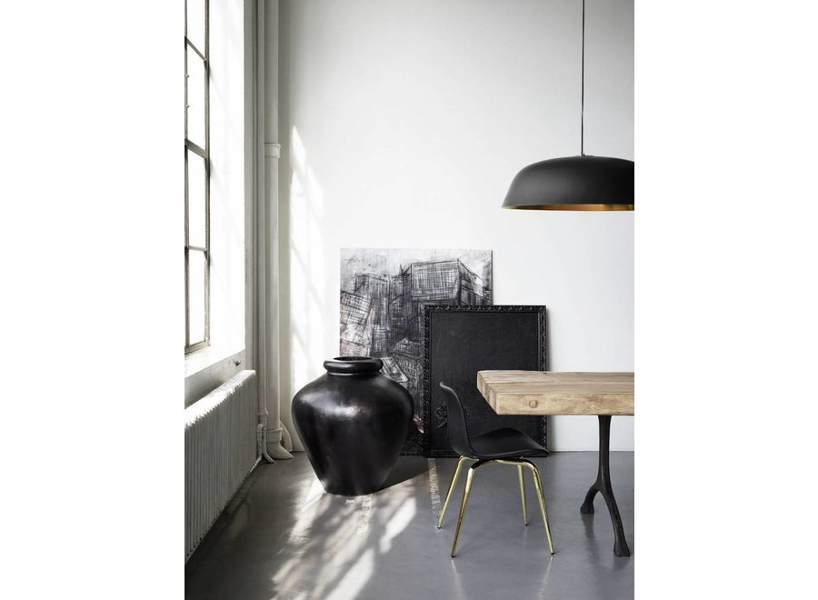 Design hanglamp 'Cloche Three' in de kleur zwart met goudkleurige binnenkant.