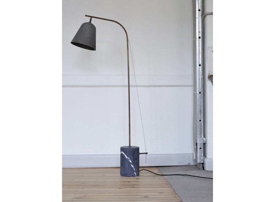 Design-Stehlampe "Line One" in der Farbe Oxidized mit unbearbeitetem Marmorfuß.