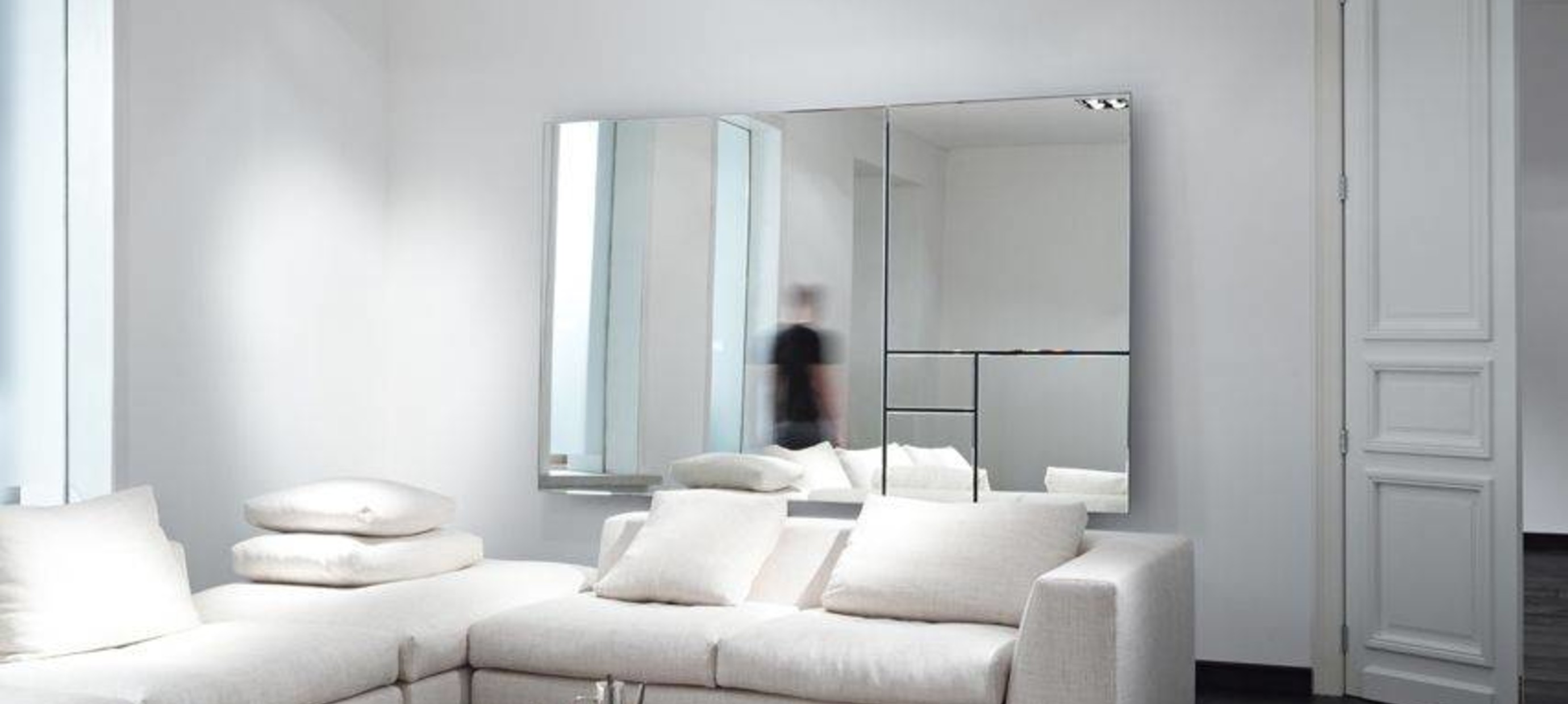 Design mirrors for a stylish and spacious effect in your room