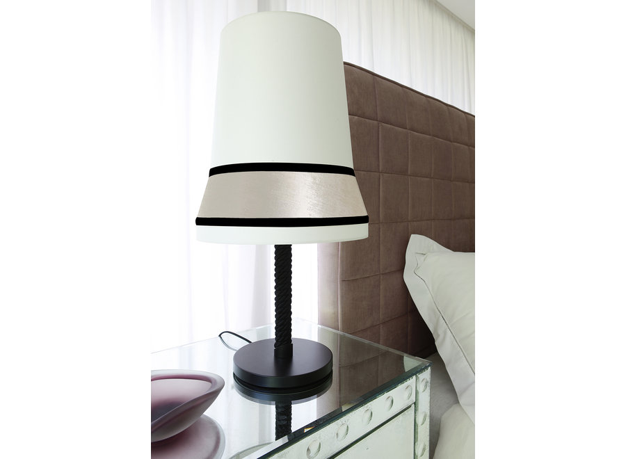 Design tafellamp 'Audrey' gedecoreerd met accenten van zijde
