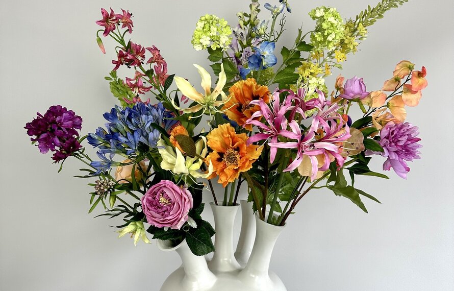 Dekorative künstliche Blumen und Pflanzen in der Inneneinrichtung