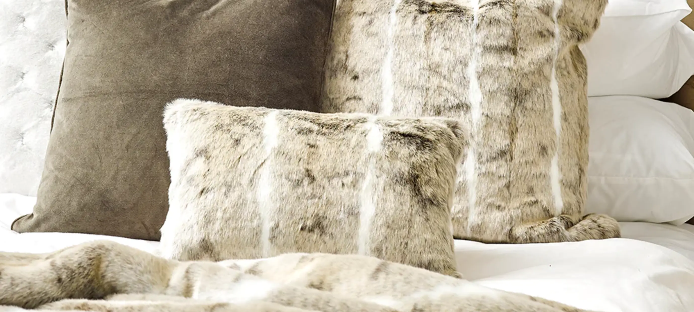 Luxurious faux fur plaids and decorative cushions: Stylish warmth for your home