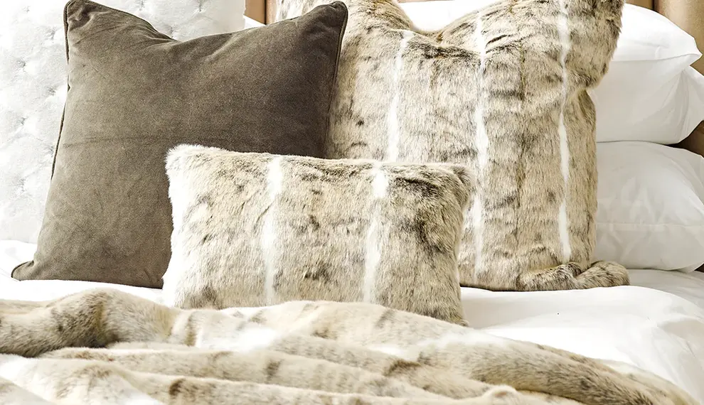 Luxurious faux fur plaids and decorative cushions: Stylish warmth for your home