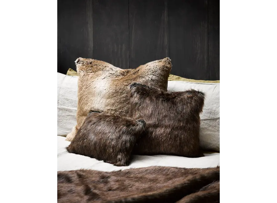 Coussin en fourrure 'Striped Elk'