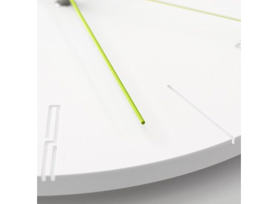 L'horloge moderne « Carved II » est disponible en blanc et en noir.