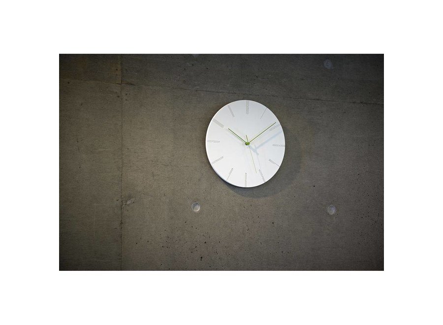 L'horloge moderne « Carved II » est disponible en blanc et en noir.