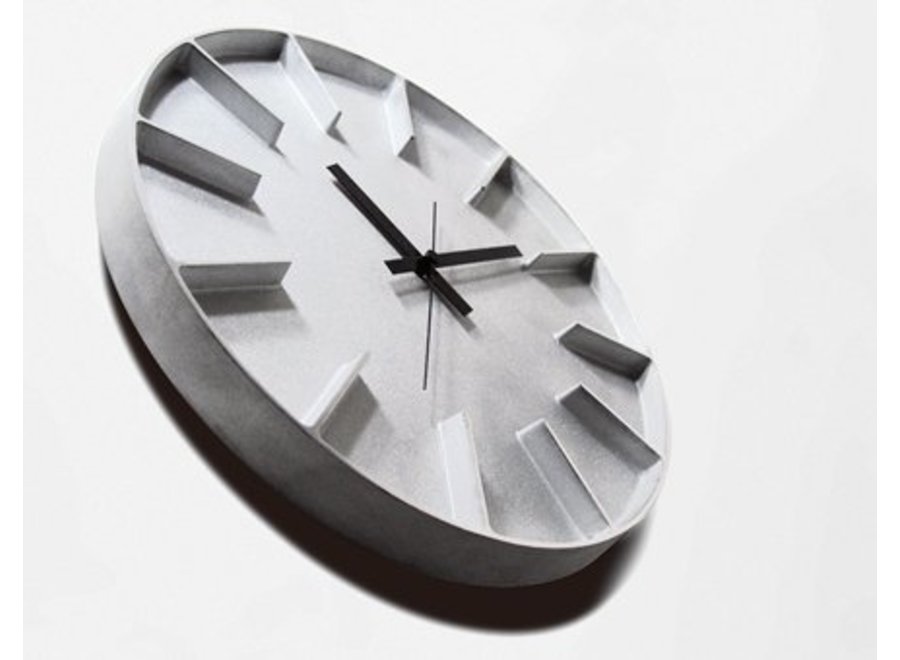 moderne round clock 'Edge' of casted aluminium - Wilhelmina Designs