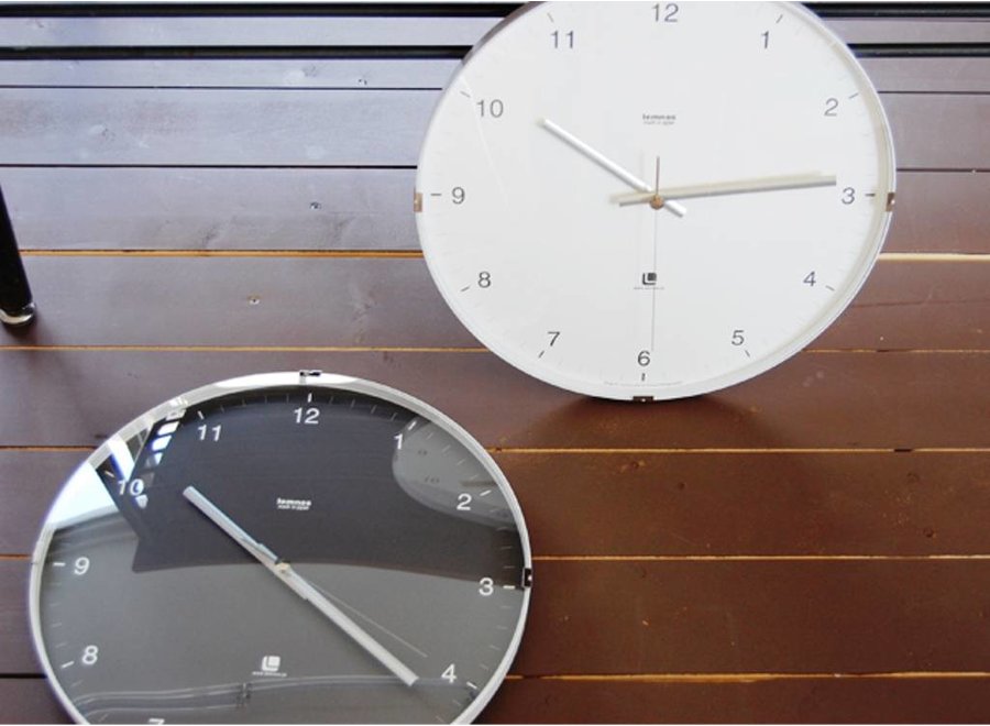 "North" Wanduhr modernes Design aus Aluminium und Glas