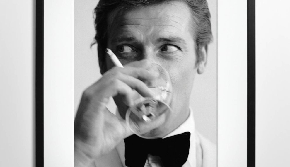 Roger Moore: ingelijste zwart-wit foto van James Bond