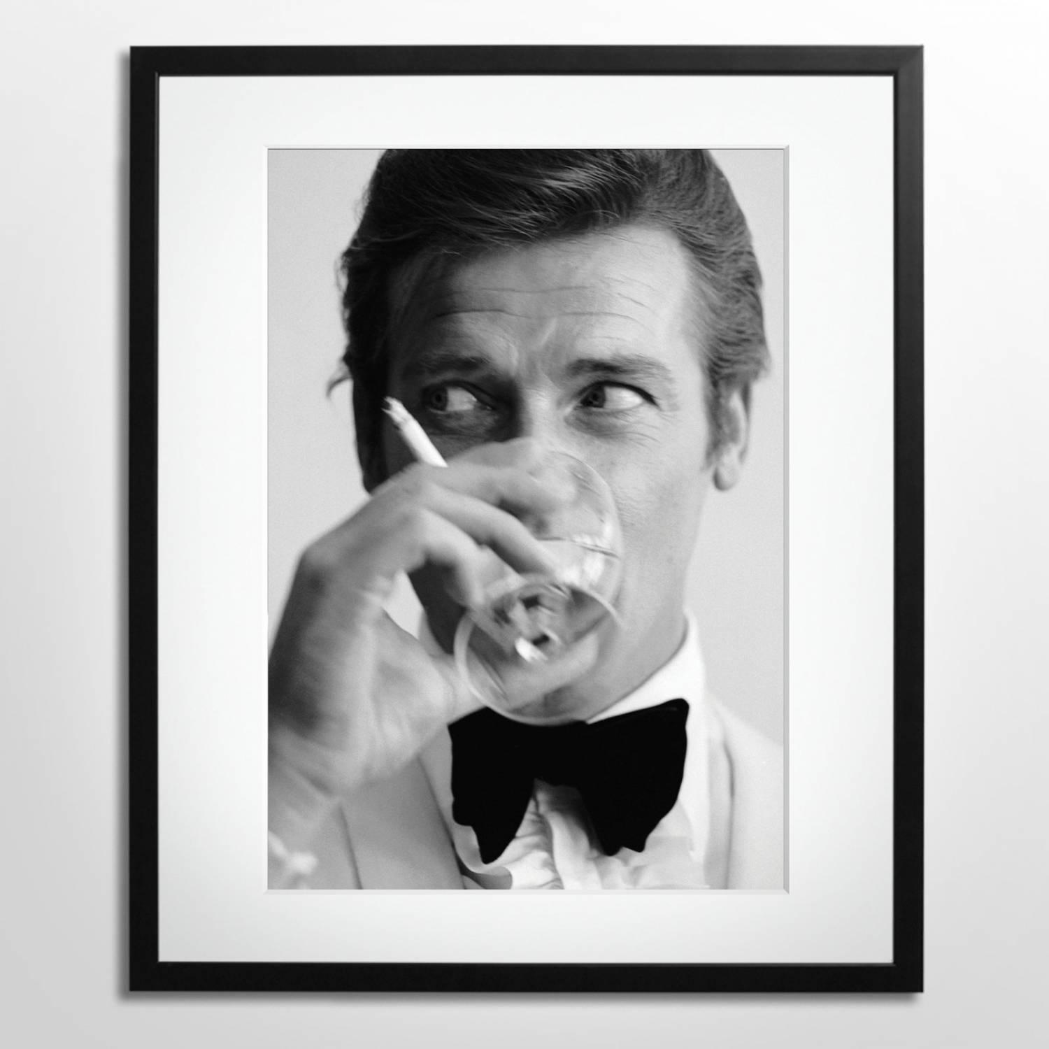 Manhattan Prijs vals Roger Moore: ingelijste zwart-wit foto van James Bond - Wilhelmina Designs