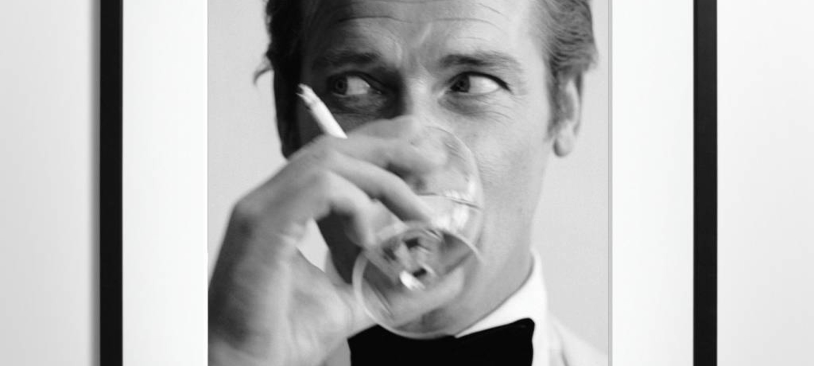 Roger Moore: Gerahmtes schwarz-weiß Foto von James Bond