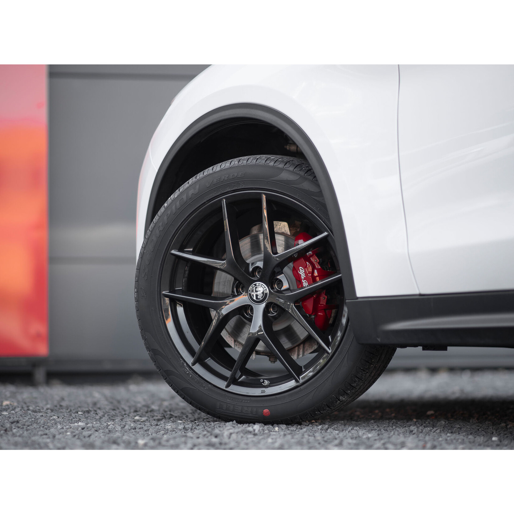 WINTER ACTIE! Stelvio 20 inch wielset incl winterbanden. Type: 'Performance' antraciet