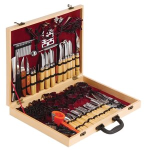 M & T  Ensemble de 80 outils de décoration livré dans une malette