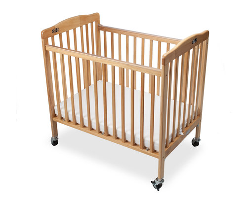 M & T  Lit bébé pliable en bois naturel