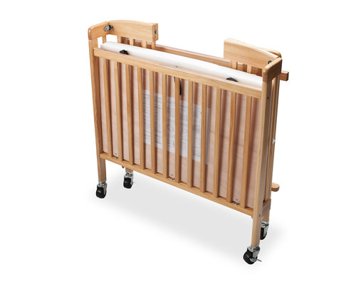 M & T  Lit bébé pliable en bois naturel