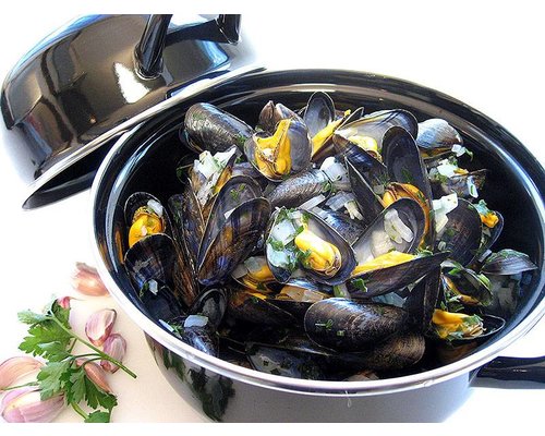 M & T  Mussel pot black 22 cm for serving 1,5 kg of mussels