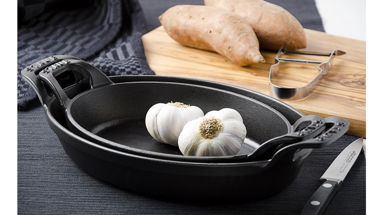 https://cdn.webshopapp.com/shops/15293/files/380973199/1280x720x2/staub-gratin-oven-dish-black-cast-iron-oval-37-cm.jpg