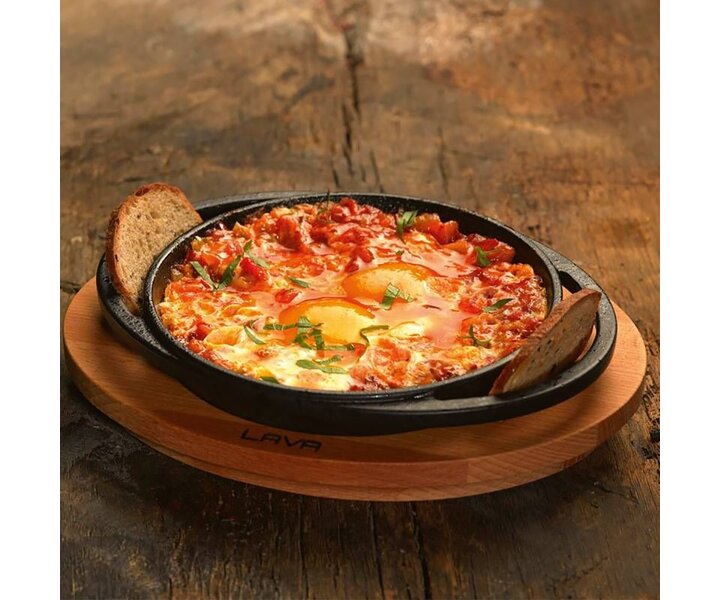 LAVA CAST IRON Braad & serveerpan Ø 28 cm zwart gietijzer geleverd met houten onderzetter