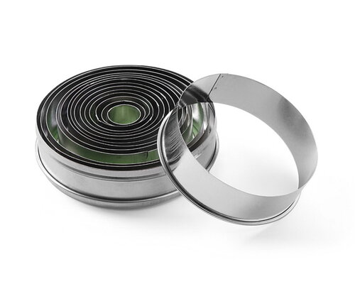 M&T Set with 2 boxes of pastry / aspic cutters 1 box plain cutters and 1 box fluted cutters