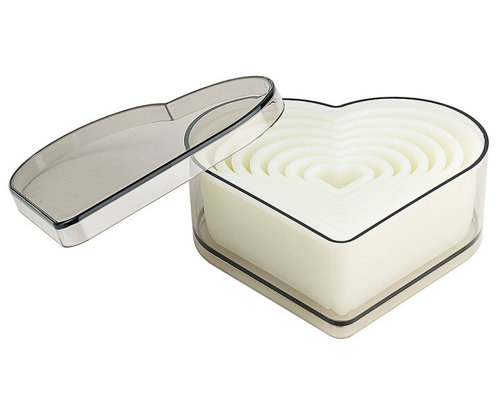 M&T Set with 7 plain " heart " pastry / aspic cutters