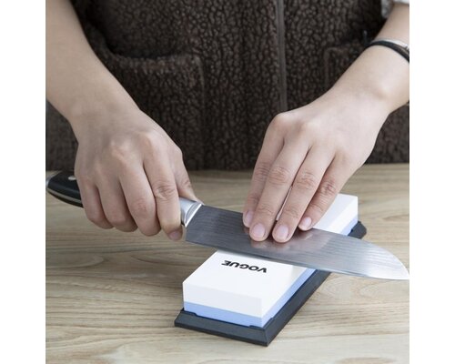 VOGUE  Pierre à aguiser, faces à grains grossiers et fins.