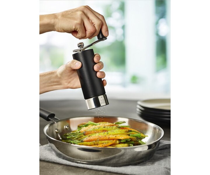 PEUGEOT  Zoutmolen 18 cm " ISEN "  beukenhout , zwart matte uitvoering