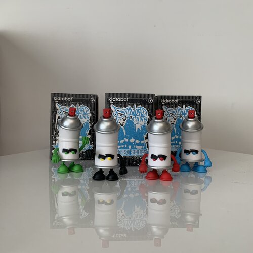 Kidrobot 2011 Bent World Spray Can (Open Blindbox) Mini Series Kidrobot 2011 Bent World Spray Can (Open Blindbox) Mini Series