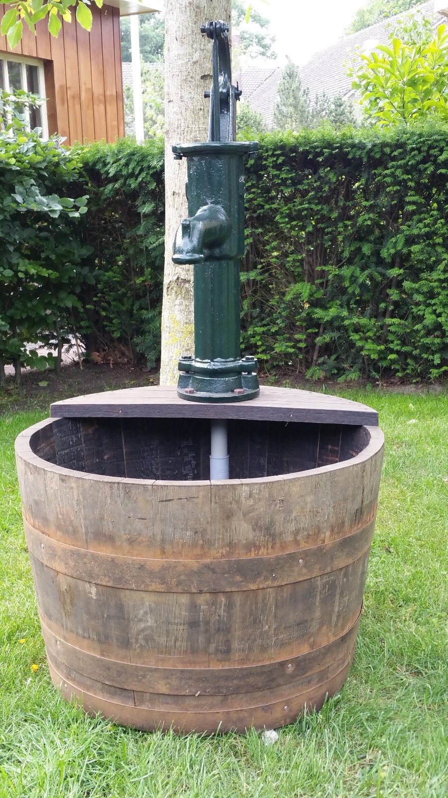 Onderzoek Verval slachtoffer Water kuip whisky met gietijzeren hand pomp - Barrel Atelier