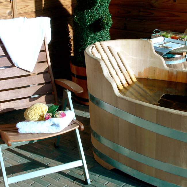 Luxurious oval bathtub small robinia