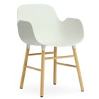 Normann Copenhagen Stuhl mit Armlehnen Form in weiß aus Eichenholz und Kunststoff 79,8x56x52cm