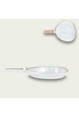 Arca Arca TIERRA White  Melamine serveerbord met handvat 37x26x4cm. De Tierra melamine collectie straalt eenvoud en authenticiteit uit. Ontdek de collectie in verschillende kleuren - wit, grijs en zandkleur